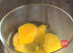 Illustration of how to make scrambled eggs with green and red peppers and mushrooms 5