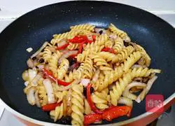 Illustration of how to make black soy spiral pasta (made in Western cuisine) 11