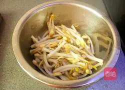 Illustration of how to make cold peanut sprouts 4