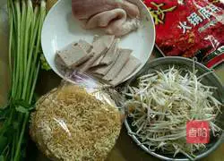 Illustration of how to make spicy bean sprouts and pork noodles 1