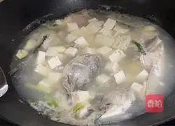 Illustration of how to make fish head and tofu soup 9