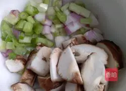 Illustration of how to make onion and mushroom noodles 1