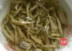 Illustration of how to stir-fry three shredded silkworms 3