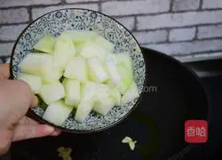 Illustration of how to make preserved egg and winter melon soup 1