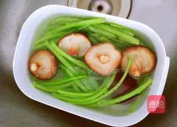 Illustration of how to make dumplings stuffed with chrysanthemum stems, mushrooms and pork filling 6