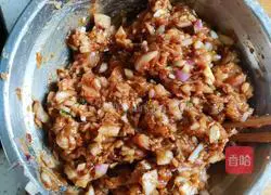 Illustration of how to make onion and pork buns 9