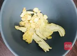 Illustration of how to make red dates, wolfberry, dangshen and black-bone chicken soup 4