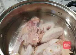 Illustration of one of the ways to eat a chicken (chicken soup with ➕fried chicken skeleton)