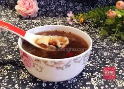 Illustration of how to make donkey-hide gelatin and white fungus soup 4