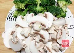 Illustration of how to make creamy mushroom seafood pasta 5