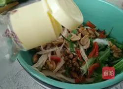 Illustration of how to make shredded chicken and bitter chrysanthemum in fat-reducing and slimming salad 7