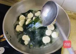 Illustration of how to make cuttlefish ball and seaweed soup 8