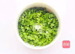 Illustration of how to make crystal leek and egg dumplings 4
