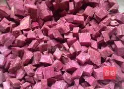 Illustration of how to make purple sweet potato and white fungus soup 2