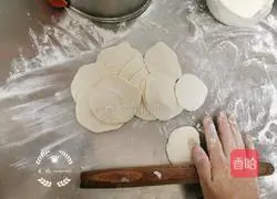 Illustration of how to make fried leek and egg vermicelli buns 6