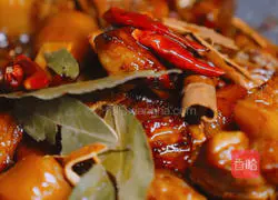 Illustration of the method of braised pig tail ribs with southern milk and soybeans 3