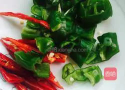 Illustration of how to make fried pork with okra 2