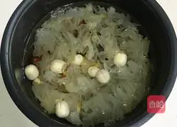 Illustration of how to make peach gum, white fungus and pineapple sweet soup 4