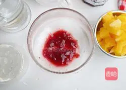 Illustration of how to make pineapple and raspberry soda ice drink 3