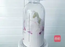 Illustration of how to make dragon fruit and banana smoothie 2