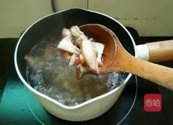 Illustration of how to make coriander and duck wide noodles 7