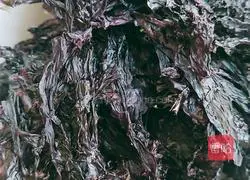 Illustration of how to make egg drop and seaweed soup 1