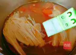 Illustration of how to make beef bone soup with enoki mushroom, tomato and coconut juice 14