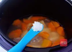 Illustration of how to make pork ribs, yam and carrot soup 10