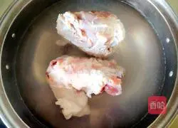 White Illustration of how to make radish stew with big bones 4