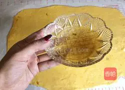 Illustration of how to make pumpkin chive rolls 13