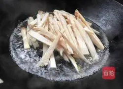 Illustration of how to stir-fry shredded pork with king oyster mushroom 8