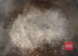 Illustration of how to mix spinach with vermicelli 3