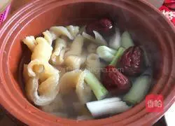 Illustration of how to cook chicken soup with fish maw 17