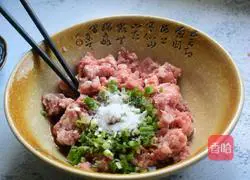 Illustration of how to make colorful pepper and pork dumplings 4