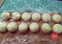 Illustration of making small bread rolls 10