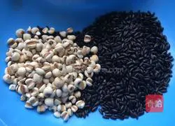 Illustration of how to make black rice and coix seed soy milk 1