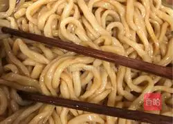 Illustration of how to make noodles with scallion oil 8