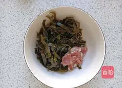 Illustration of how to make kelp and meat slices soup 2