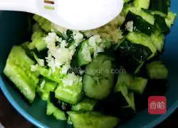 Illustration of how to pound cucumbers with mashed garlic 8