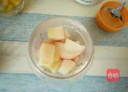 Illustration of how to make carambola and apple honey juice 4