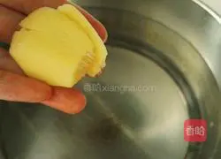 Illustration of how to make potato beef bone soup 2