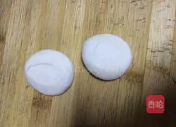 Illustration of how to make dumpling wrappers 4