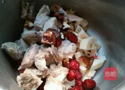 Illustration of how to make mushroom, carrot, lotus root and pork ribs soup 8