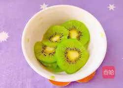 Illustration of how to make kiwi barley and white fungus soup 10