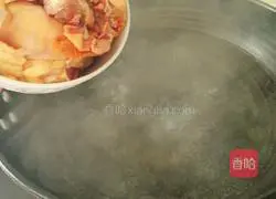 Illustration of how to make coconut mushroom chicken soup 7