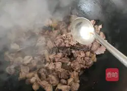 Illustration of how to stew stupid chicken in a farmhouse iron pot 4