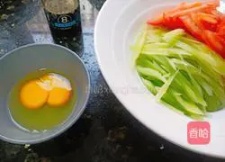 Illustration of how to make lettuce, tomato and egg soup 2