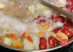 Illustration of Tremella Lotus Seed Snow Pear Porridge 5