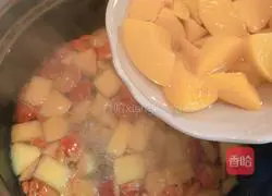 Illustration of how to fish fruits in sugar water 6