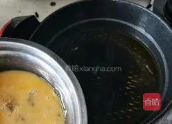 Illustration of how to make fried instant noodles with meat skewers 4